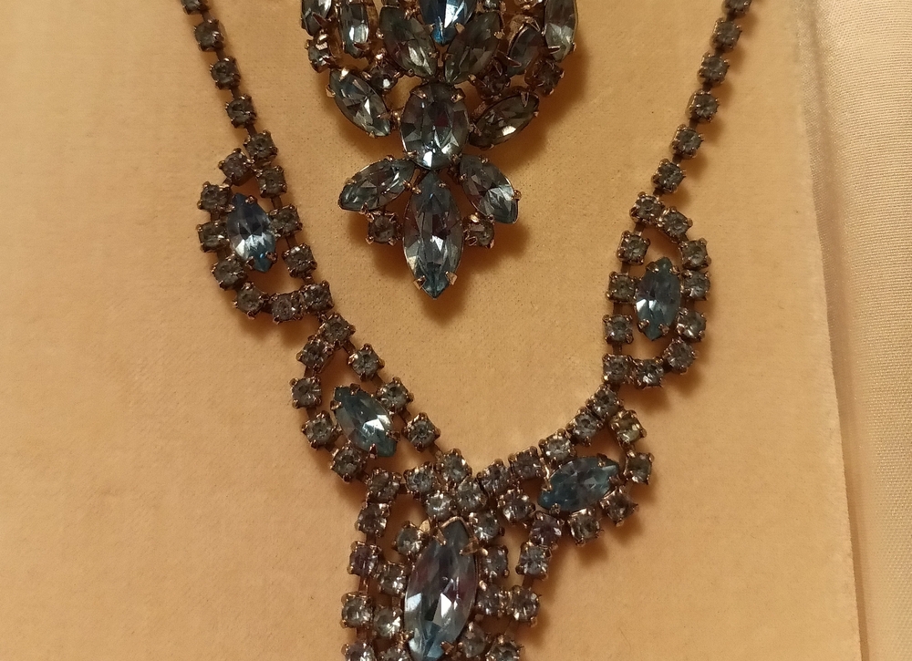 Blue Crystal Necklace with Vintage Elegance